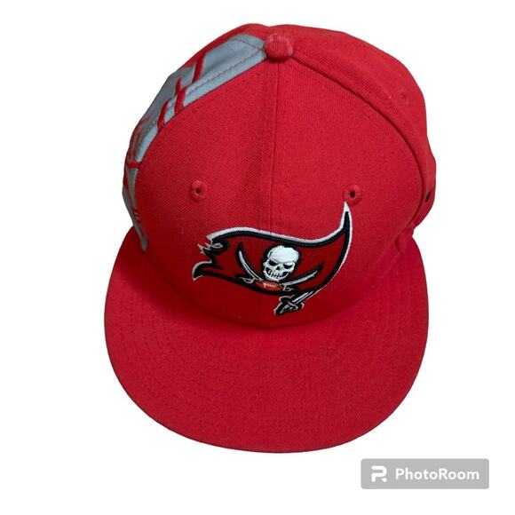 Tampa Bay Buccaneers Baseball Hat Fitted Mens Size 6 7/8 New Era Red Skull Gray - Picture 1 of 7
